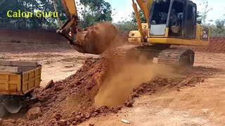 Skill Operator Excavator Mengisi Mobil Dengan Tanah Yang Sangat Cepat