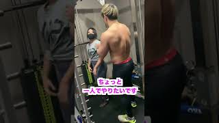 【ジムあるある】女子トレーニーを無理矢理指導しだす迷惑筋肉オヤジ #shorts