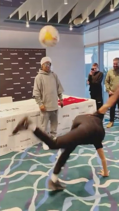 Freestyle com RONALDINHO #shorts #ronaldinho #skills