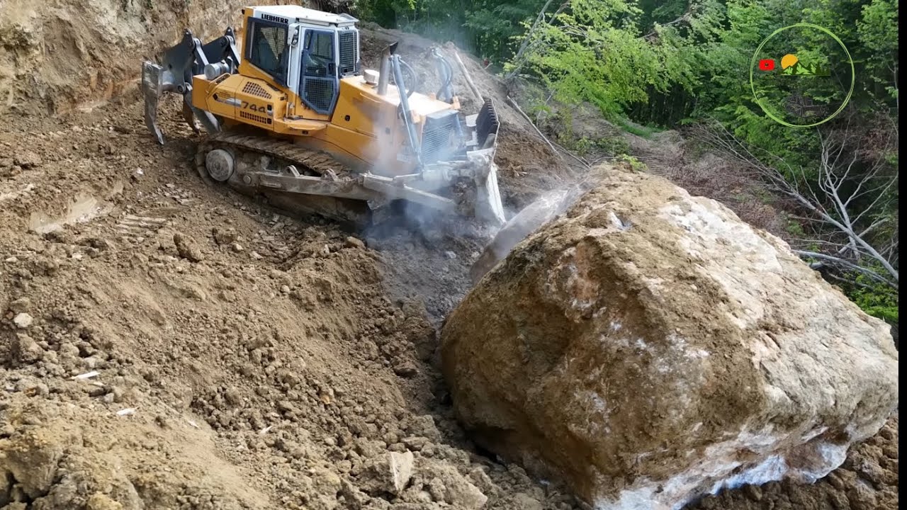 Rock removal with LIEBHERR 744 dozer #bulldozer #dozer #work machines liebherr#komatsu#discover