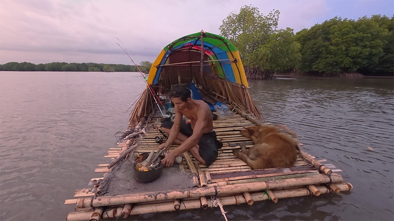EXTREME SOLO RAFT SURVIVAL| ALONE ON THE RIVER LIVING SURVIVAL FAFT ...