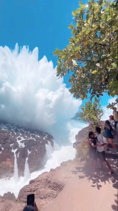 Ombak Tinggi di Pantai Billabong Nusa Penida Bali #bali #nusapenida #pantai #laut #wisata #liburan