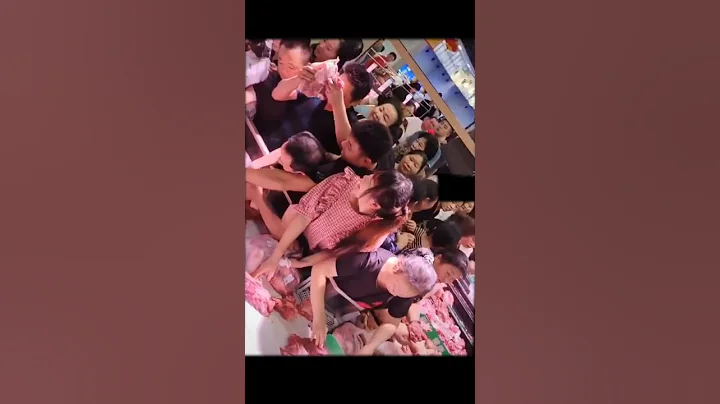 因国内猪肉价格下降到三   四块一斤，国庆期间湖南岳阳某超市猪肉摊的顾客争先恐后买肉，这阵仗.......太吓人了吧？ - 天天要闻