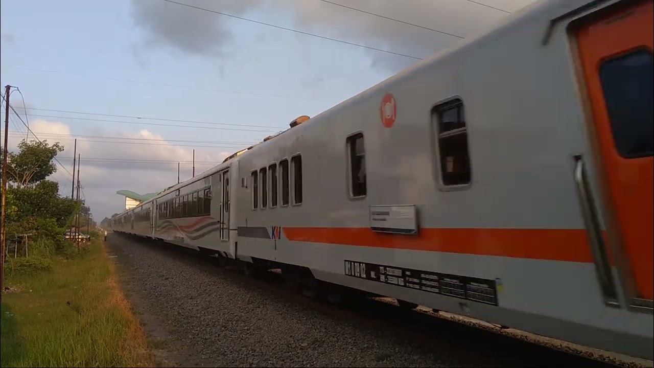 KA Gajayana sore hari melintas di JPL 244 Plosokandang