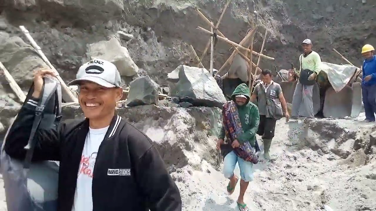 Aktivitas Tambang Pasir Manual Merapi Terkini