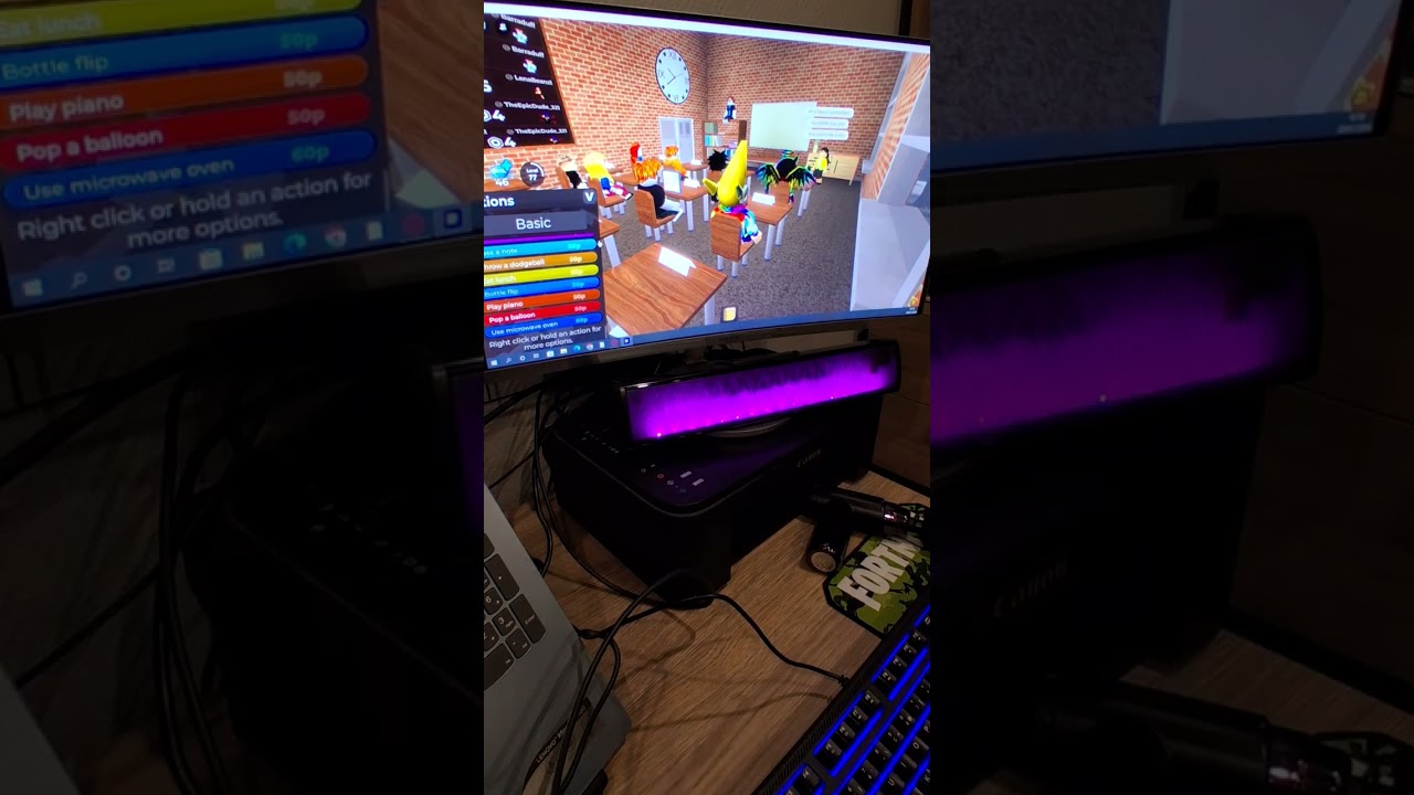 Mathis en maxime maken grapjes op een school in Roblox