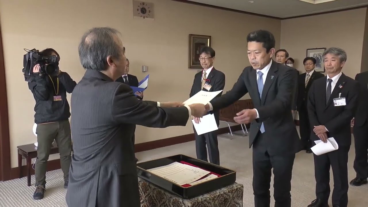 新潟県】今年度退職する県職員に辞令交付 花角知事「長い間、県の発展