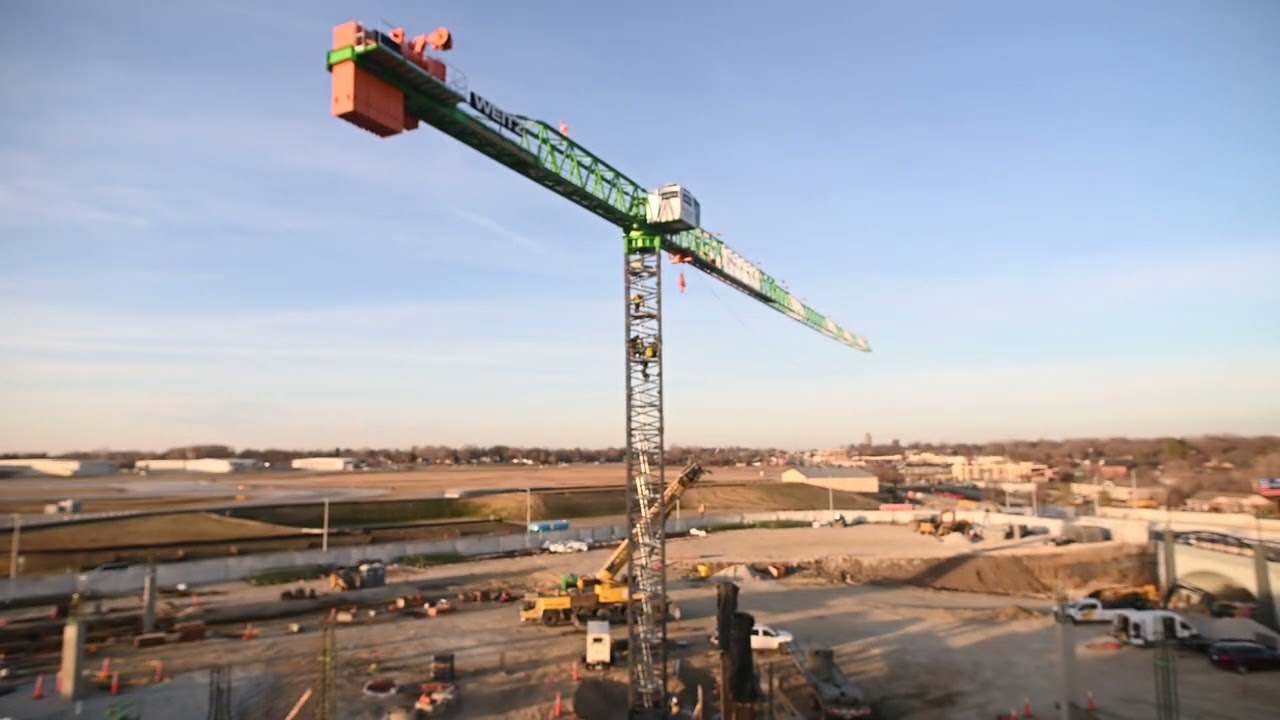 Des Moines Airport Crane Erection | The Weitz Company