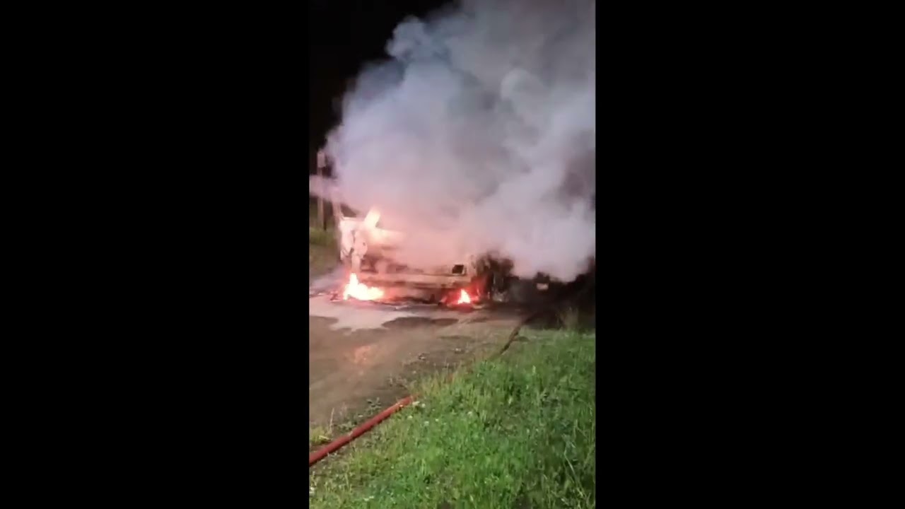 QUEMARON UN AUTO EN PARQUE SICARDI: INVESTIGAN DESCARTE TRAS UN ROBO EN LA ZONA