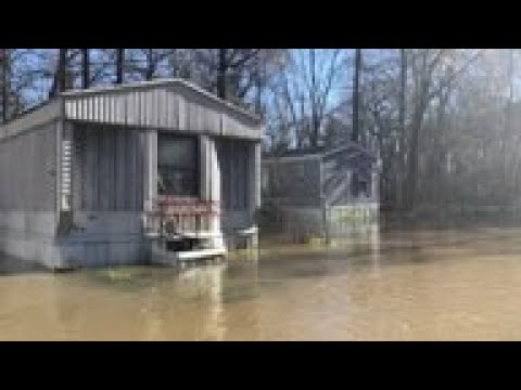 Flood forces Mississippi residents to flee homes