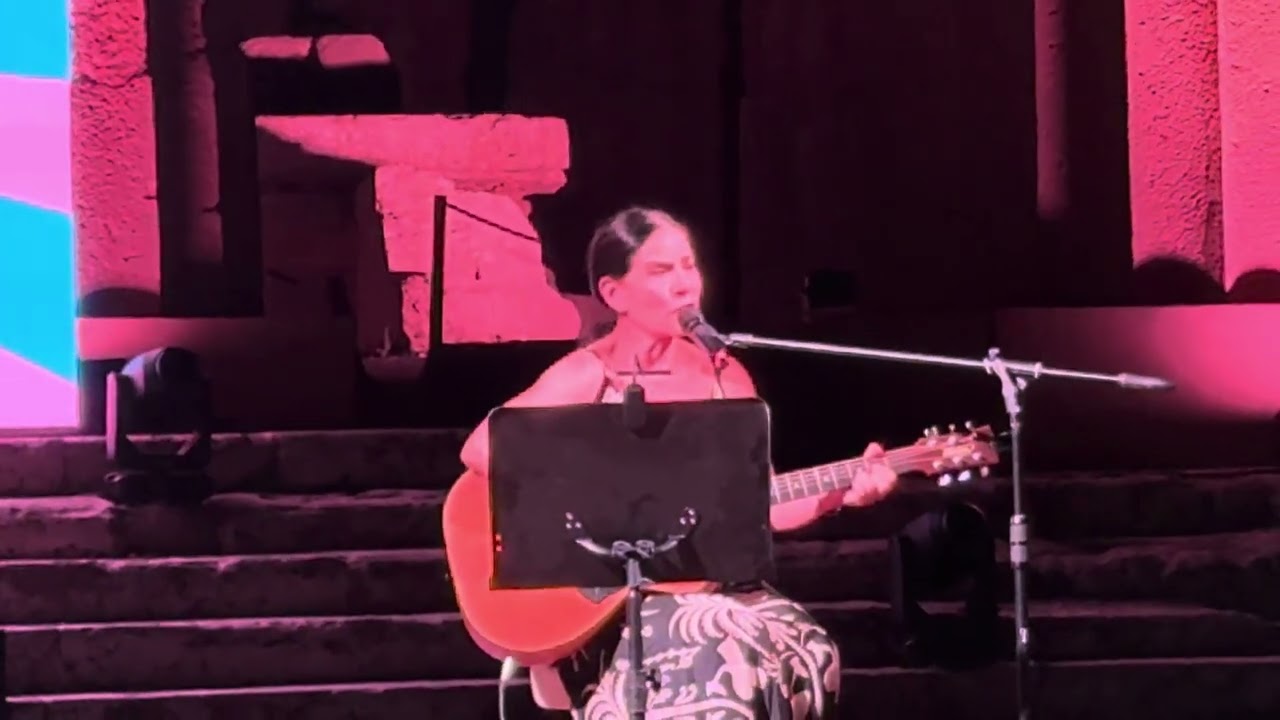 Paola Turci interpreta Domani è un altro giorno di Ornella Vanoni a Selinunte 