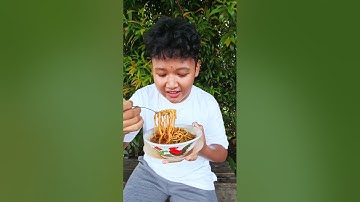 Vlog Review Makanan Mie Ayam Riski oleh "RADIKI"