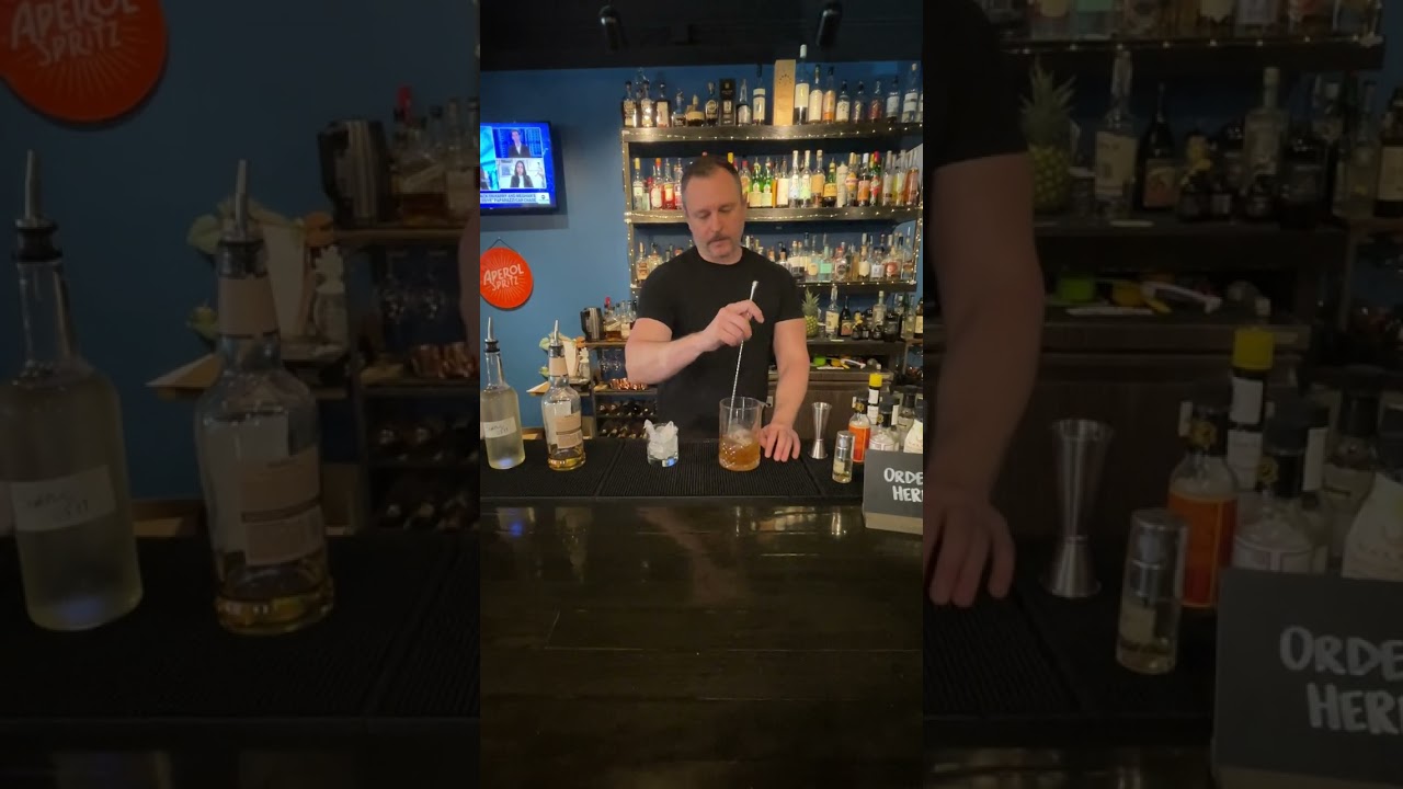 How to Make a Smoked Old Fashioned with Aged & Charred Smoker Top | Mitch e Amaro Tutorial