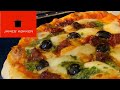 Pizza - med Nduja-pølse, pesto og sorte oliven
