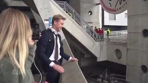 Surprise farewell party by  Ajax fans to DeJong