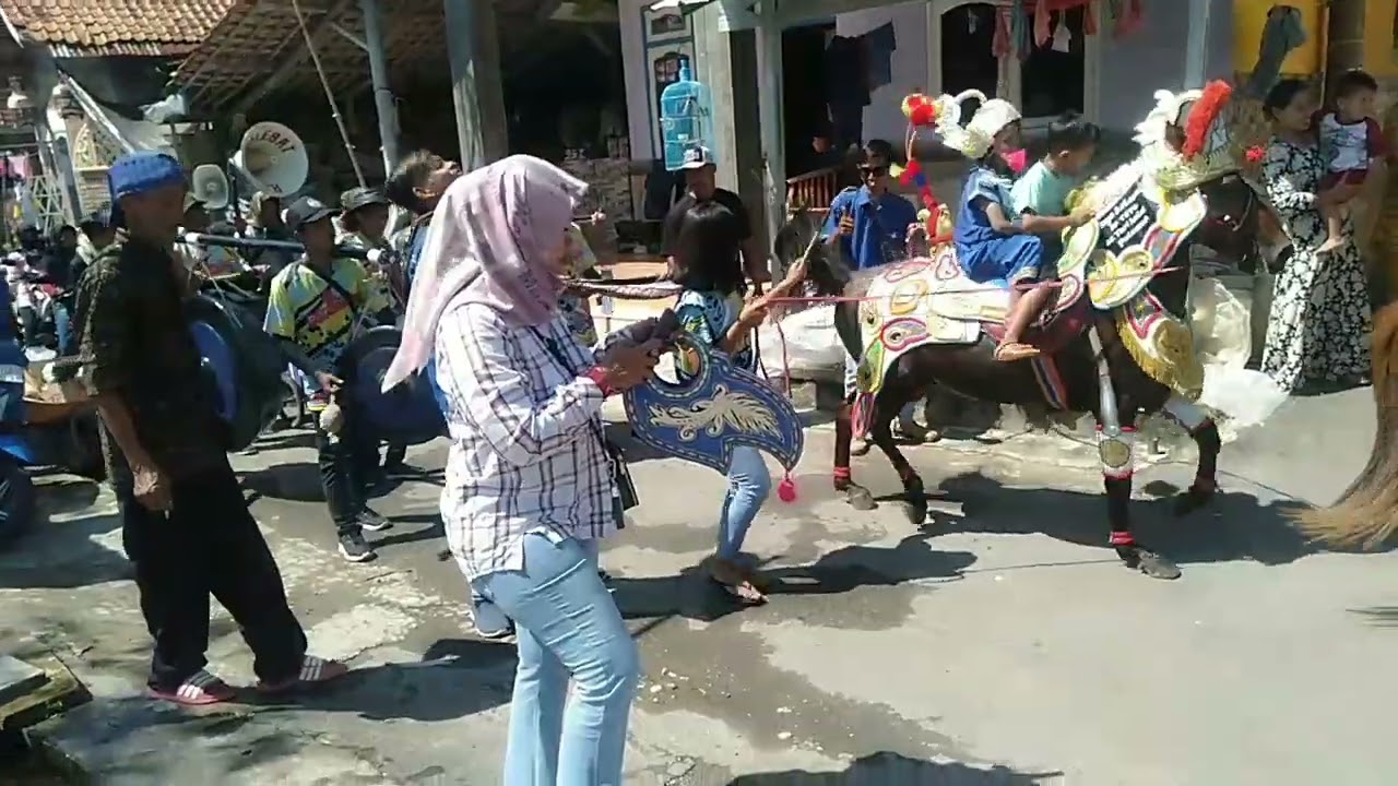 arak arakan kuda renggong putra balebat di ds lengkong bergoyang eyy