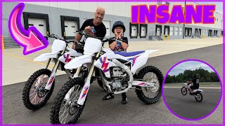 картинка: Учу дедушку ездить на заднем колесе мотоцикла 450 Dirtbike