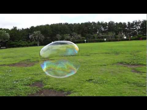 大きなシャボン玉を追いかけて撮影 2012.7.31 α77 Glidecam HD-2000