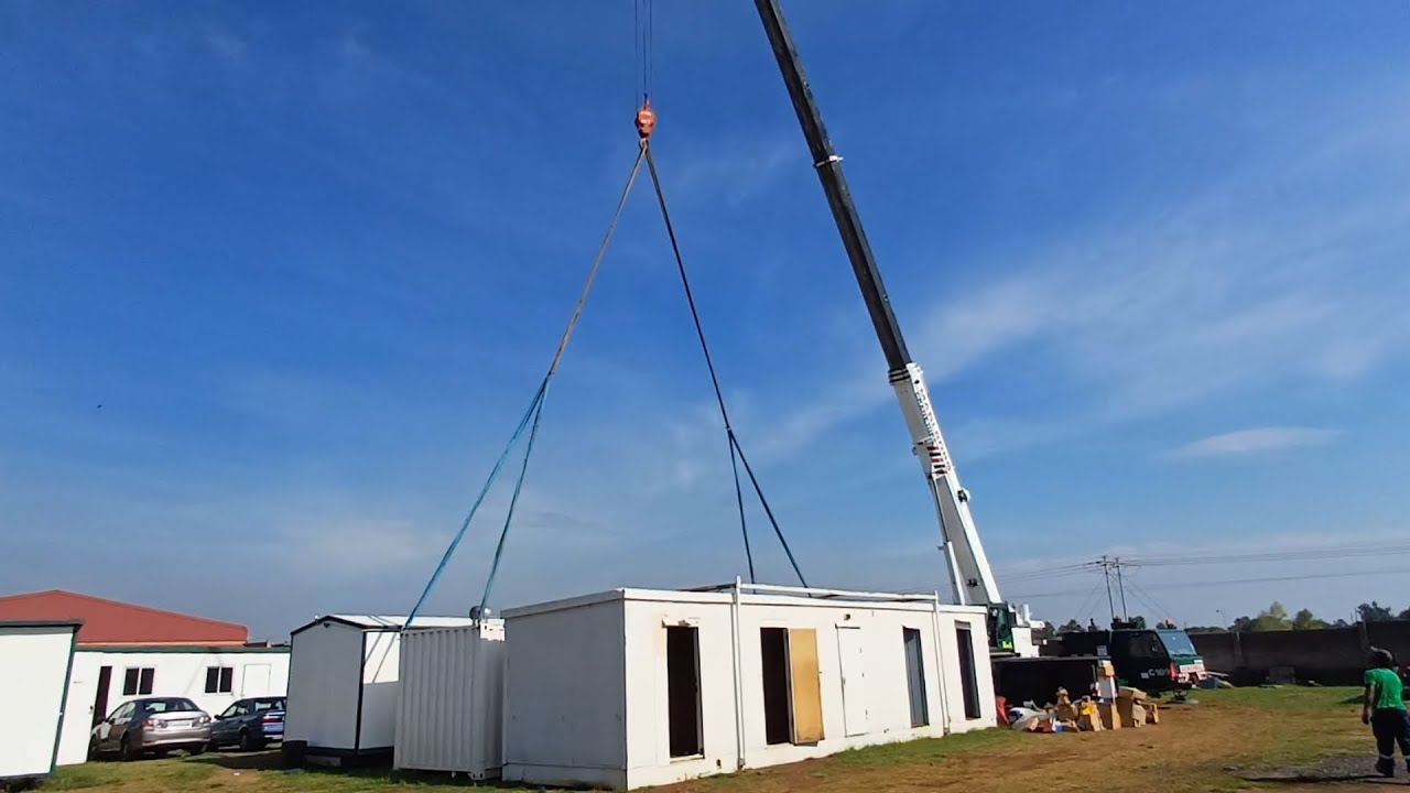 Faun ATF 80-4 lifting a container to position - YouTube