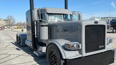 A Pete with no chrome? Off-road racer’s blacked-out 389