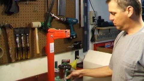 Floor type wine bottle corker demo