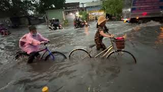 Mưa khủng khiếp đường Sài Gòn biến thành sông - Vi Na TV