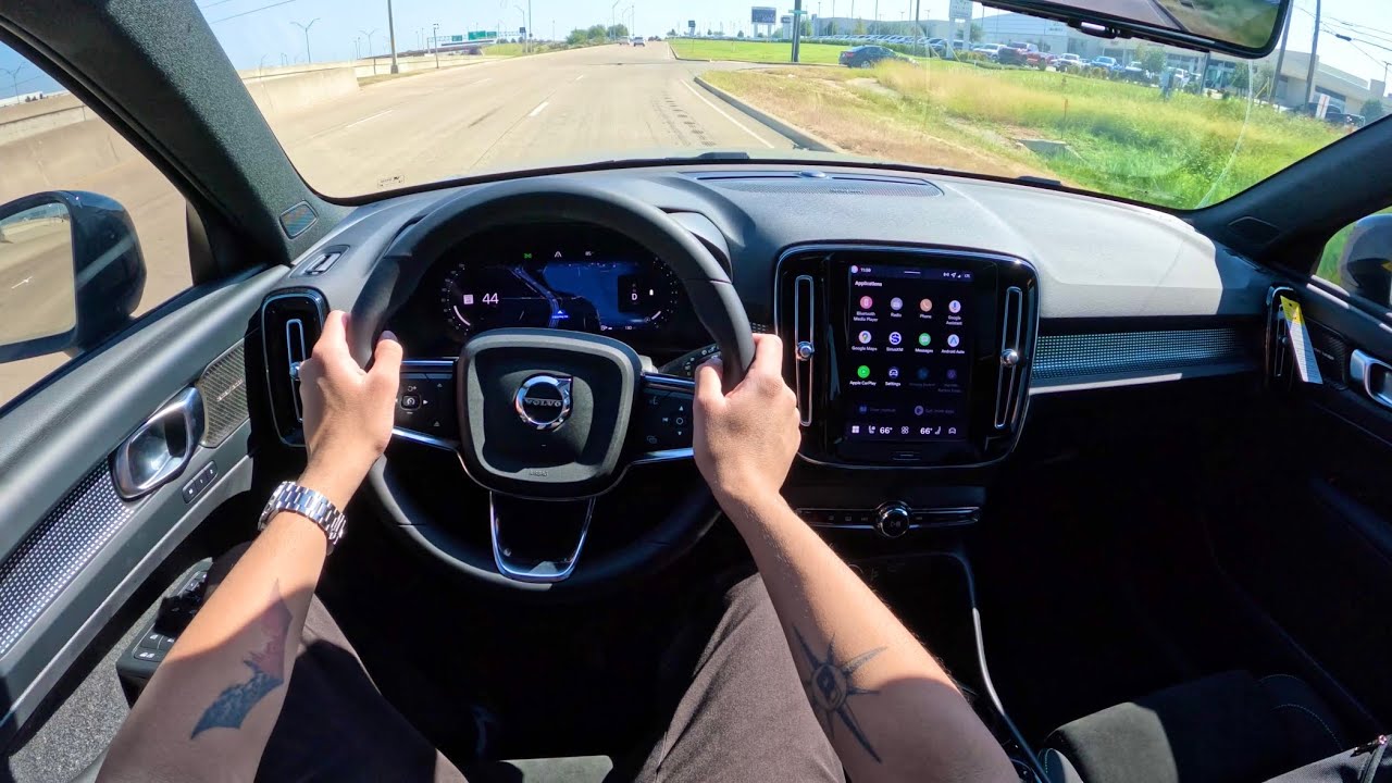 Volvo XC40 B5 Ultra Black Edition 2026 года — тест-драйв от первого лица