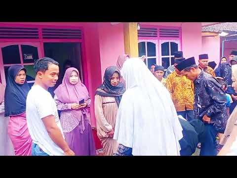 Basuh kaki kedua orang tua , pengantin baru / di desa Sukoreno