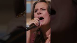 🎤 Mell treedt op in Onvergetelijke Liedjes met 'Can't get enough' van Sera