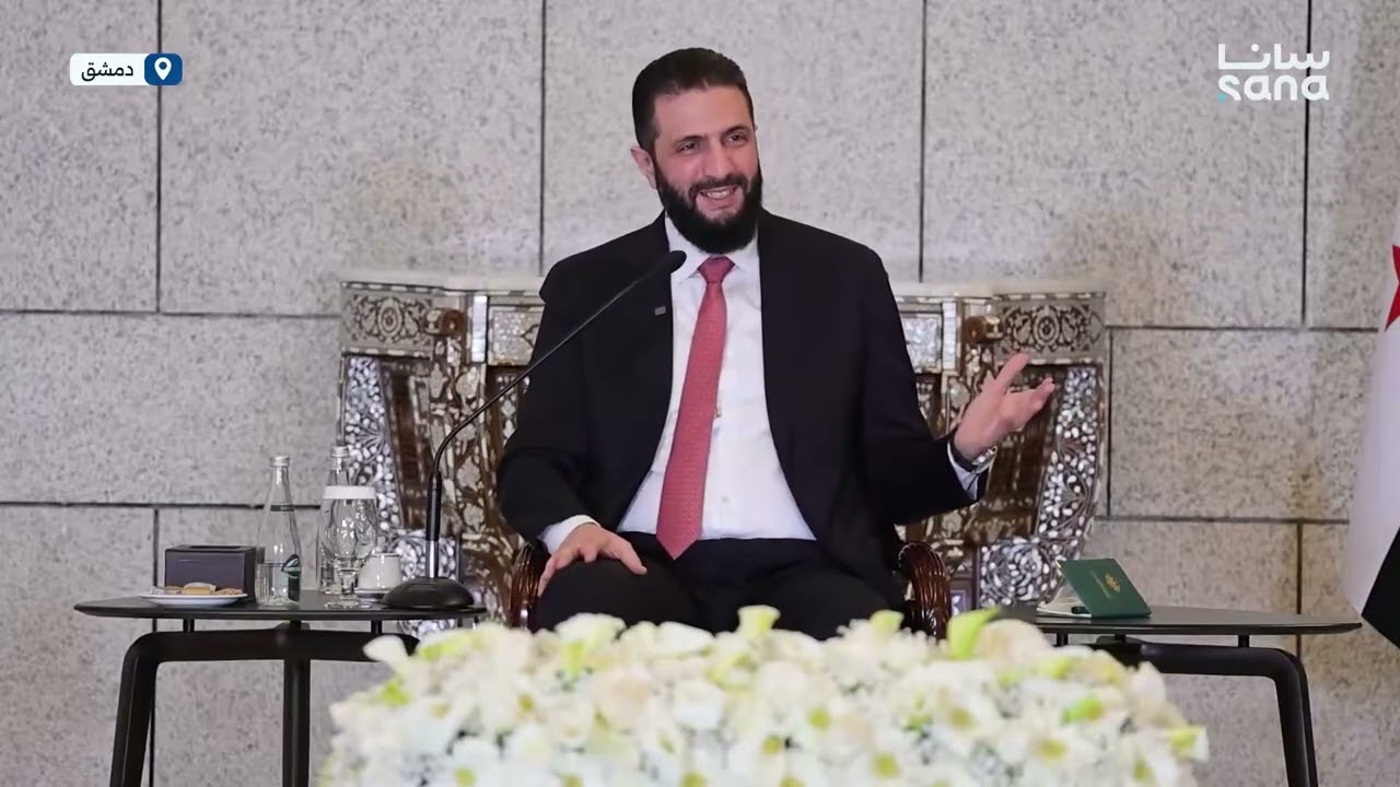 الرئيس أحمد الشرع خلال لقائه عدداً من الإعلاميين ونشطاء المجتمع المدني