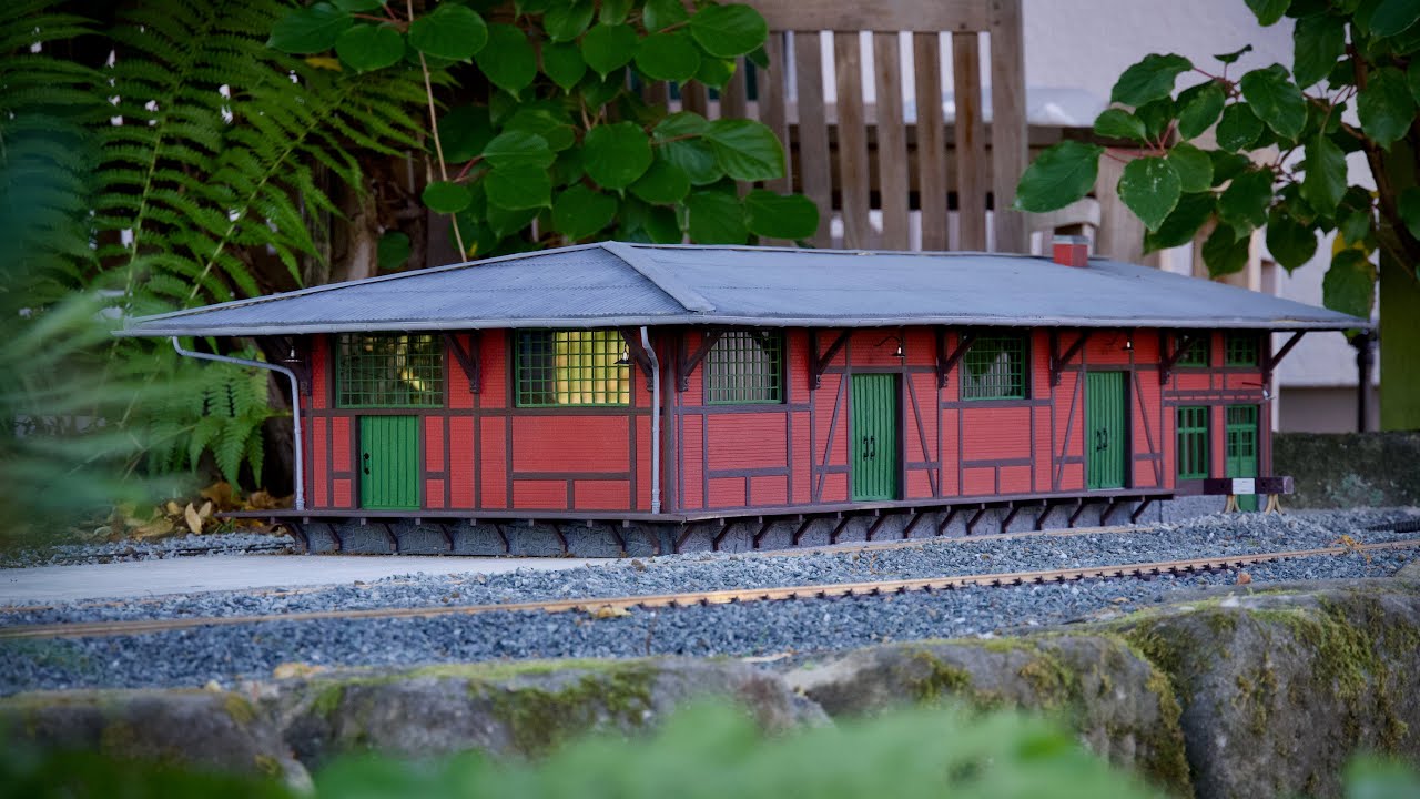 Installing a MASSIVE goods shed at my GARDEN RAILROAD