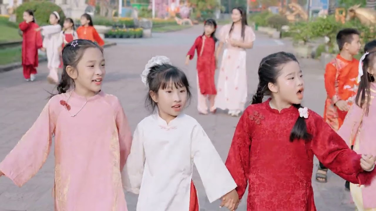 Tết Bình An. Trình bày: Lớp Thanh Nhạc Trung tâm nghệ thuật Đồ-Rê- Mi