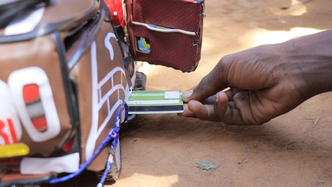 GARI DOGO INAYOTUMIA ATM CARD ''SHULE HAWAFUNDISHI HII VITU, WATU WANANITISHA KUWA NITAFUGWA''