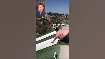 اضخم رجل في العالم يقفز الي حمام سباحه شوف حصل ايه 