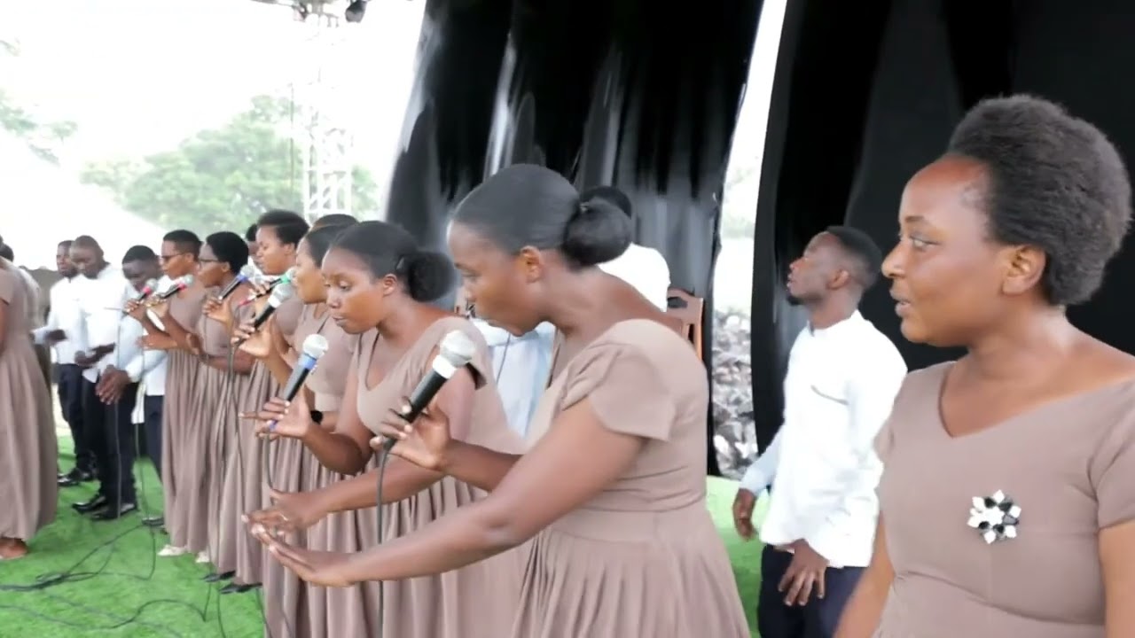 Wowe guma kuri yesu || Hope Family Choir || Live perform Baririmbye neza  abantu bose barabishimira