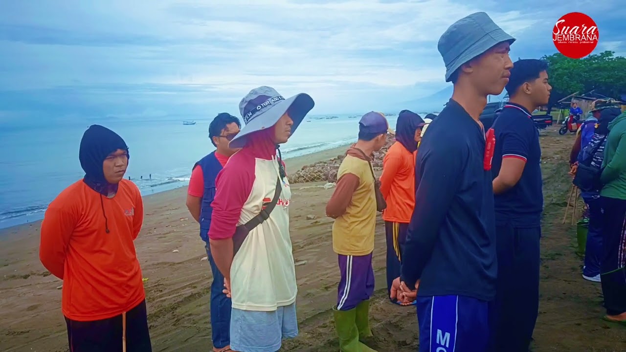 Danposal Pengambengan Gotong Royong Bersihkan Sampah Pantai Gadeng Dua Perusahaan