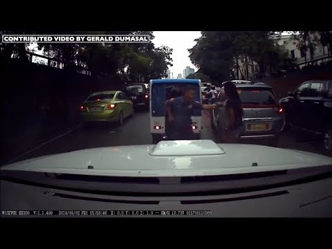 Lone cop catches snatcher after a foot chase in Manila