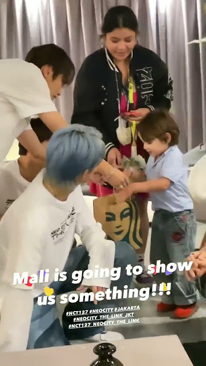 Lucu banget fanboy kecil Mali ketemu sama Mark Lee😽💚 #mali #mark #nct127 #neocity_the_link_jkt