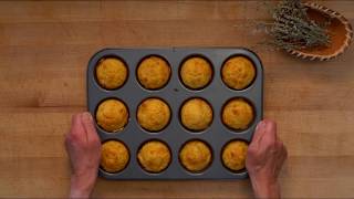 Muffins à la semoule de maïs, cheddar et sauge - The Boreal Gourmet