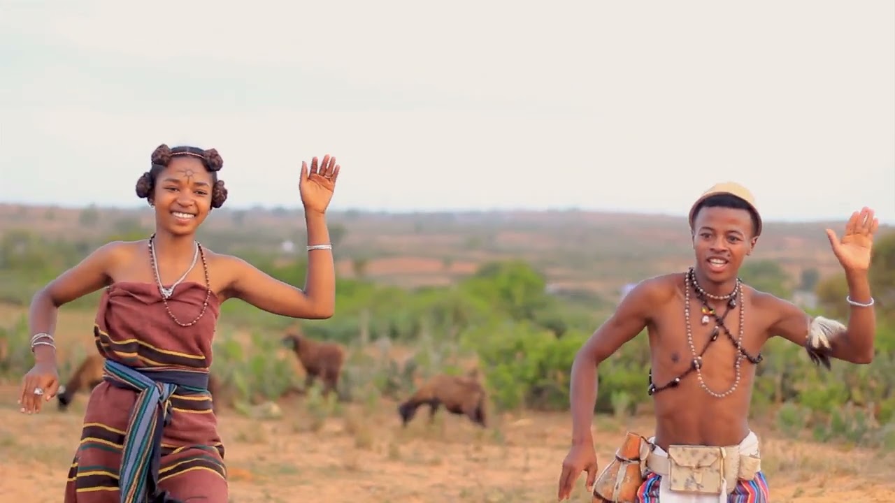 Groupe: Hasin'Androy .  Dance traditionnelle