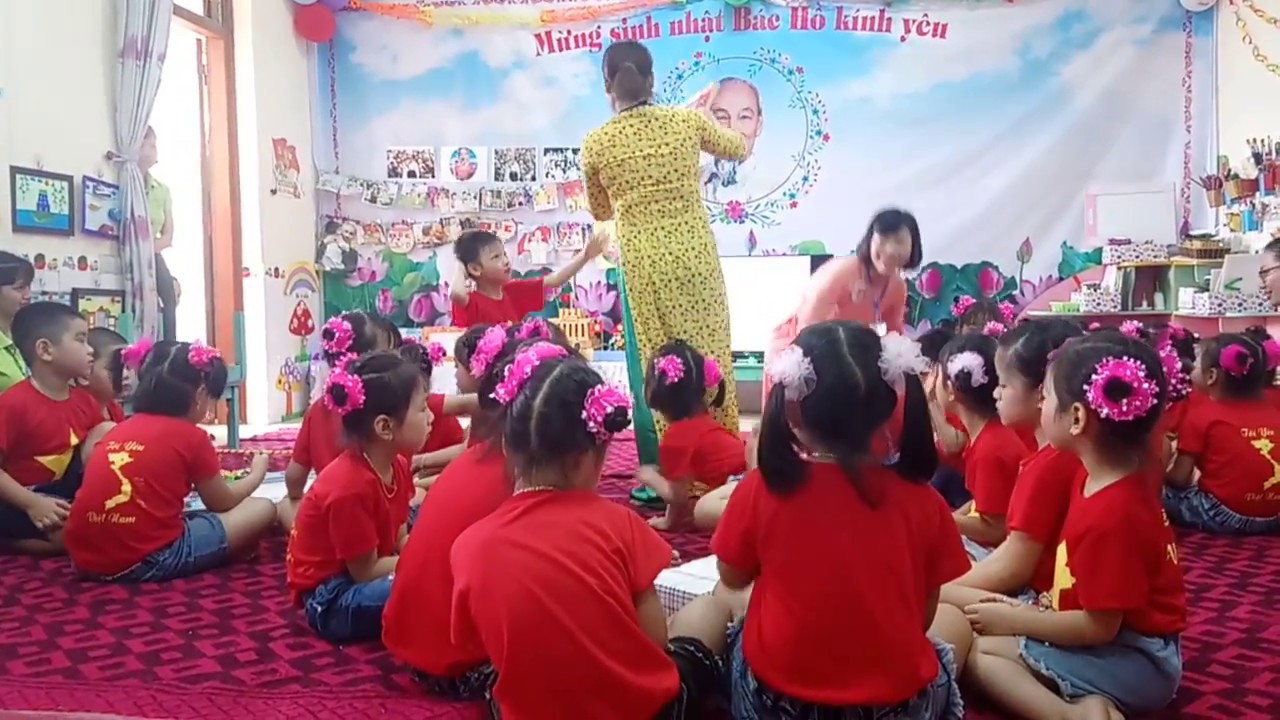 Tập huấn chuyên môn.Tiết dạy mẫu tạo hình trang trí khung ảnh mẫu giáo lớn.