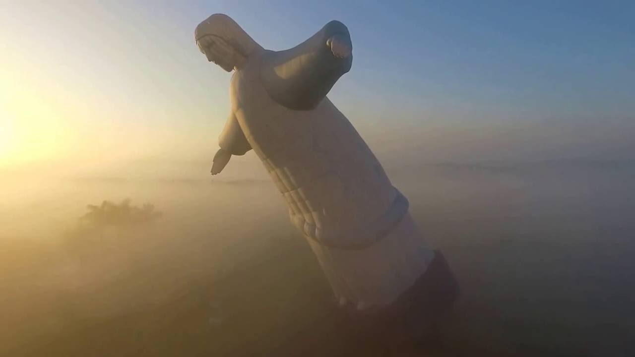 Balão com formato do Cristo Redentor hot air balloon of Christ the