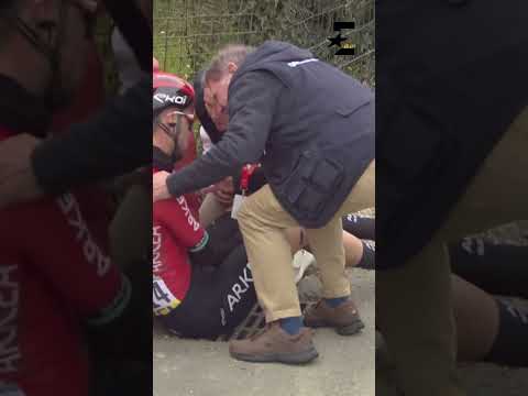 Le crash, la chute, et la blessure à la clavicule pour Filip Maciejuk #shorts #short #cycling