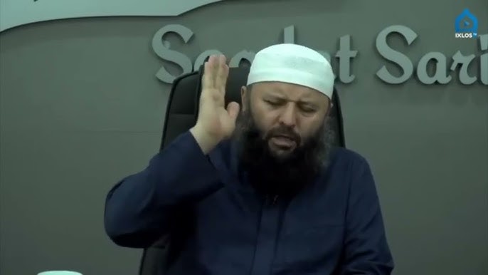 Qora tanlilar navbatma-navbat bitta mushukda kamming qilishadi