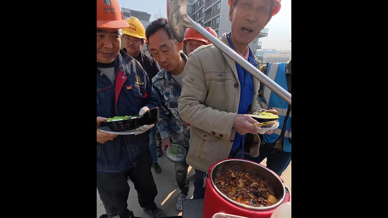 卤肉饭三天没卖了，今天返场，在工地门口卖，生意如何？#工地摆摊 #工人 #盒饭小王子 #三农 #红烧肉