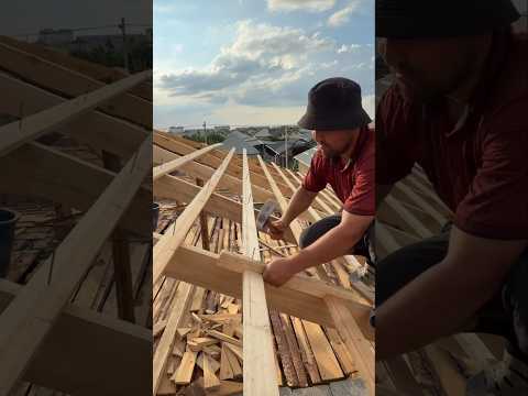 Old school trick to align roof battens #handyman #diy #craftsmanship #construction #doityourself