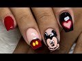 Diseño de Mickey Mouse en uñas acrílicas | mano alzada