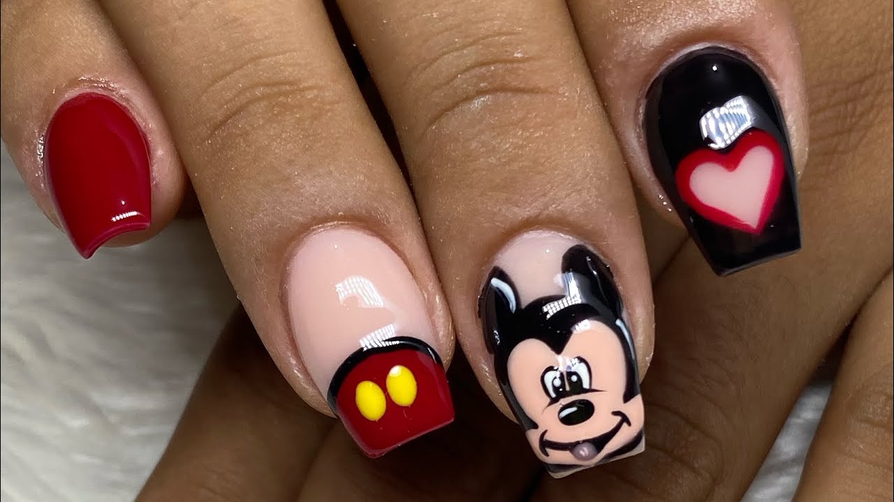 Diseño de Mickey Mouse en uñas acrílicas | mano alzada - thptnganamst.edu.vn