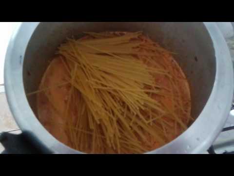 Canal Chefe de Cozinha:https://goo.gl/RwYzFq INGREDIENTES: -ÓLEO -1 SACHÊ OU LATINHA DE MOLHO PRONTO. 
