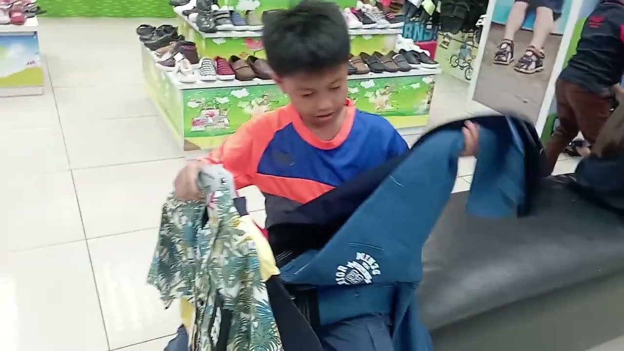 Wisma Satok | Seronok melihat gelagat anak membeli pakaian. Time untuk nya sahaja shopping pakaian.